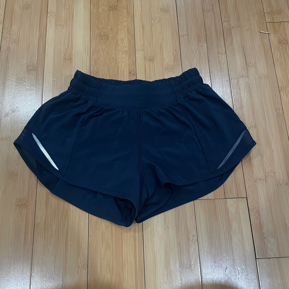Lululemon navy blue hotty hot shorts 2.5 inch size 4!